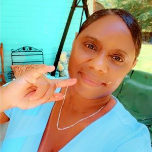 Meet your Posher, Lucretia